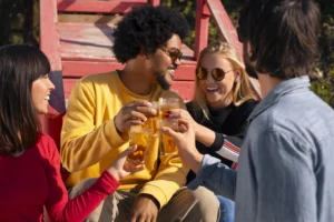 pessoas desfrutando de bebida de guarana ao ar livre