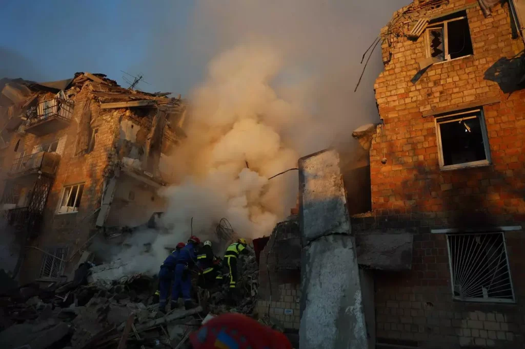 Ataque russo em Kiev mata 18 e atinge sede da União Europeia