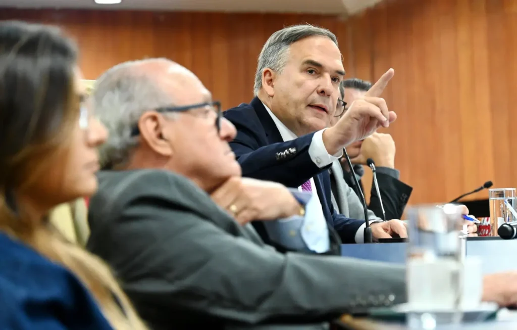 Desgaste entre Paço e Câmara é insustentável para Mabel