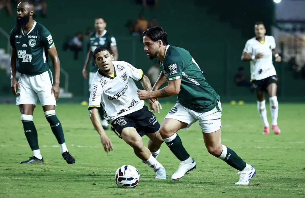 Goiás avalia rescisão antecipada de contrato de jogador pouco utilizado na Série B 2 Goiás