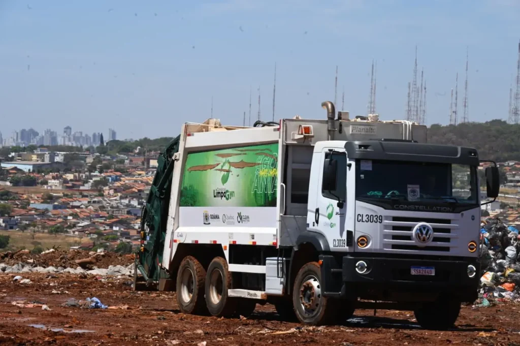 O promotor de Justiça Juliano de Barros Araújo destacou a gravidade da situação do local e criticou a postura do município diante das irregularidades Foto: Alex Malheiros