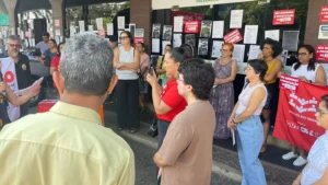 Servidores municipais se reuniram em frente ao Imas e denunciaram dívidas e descredenciamentos de clínicas