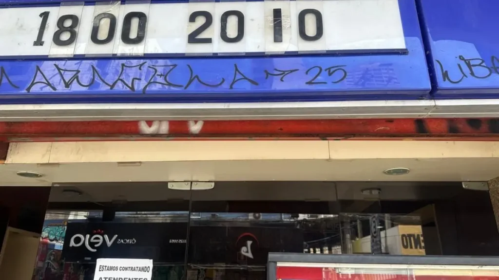 Fachada do Cine Ritz foi pichada e teve vidros quebrados após fechamento da Rua 8