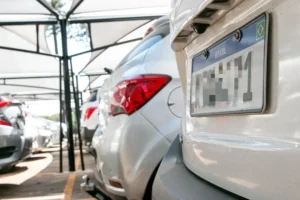 Carros elétricos e híbridos registrados irregularmente em outros Estados têm gerado milhões em prejuízos fiscais para Goiás