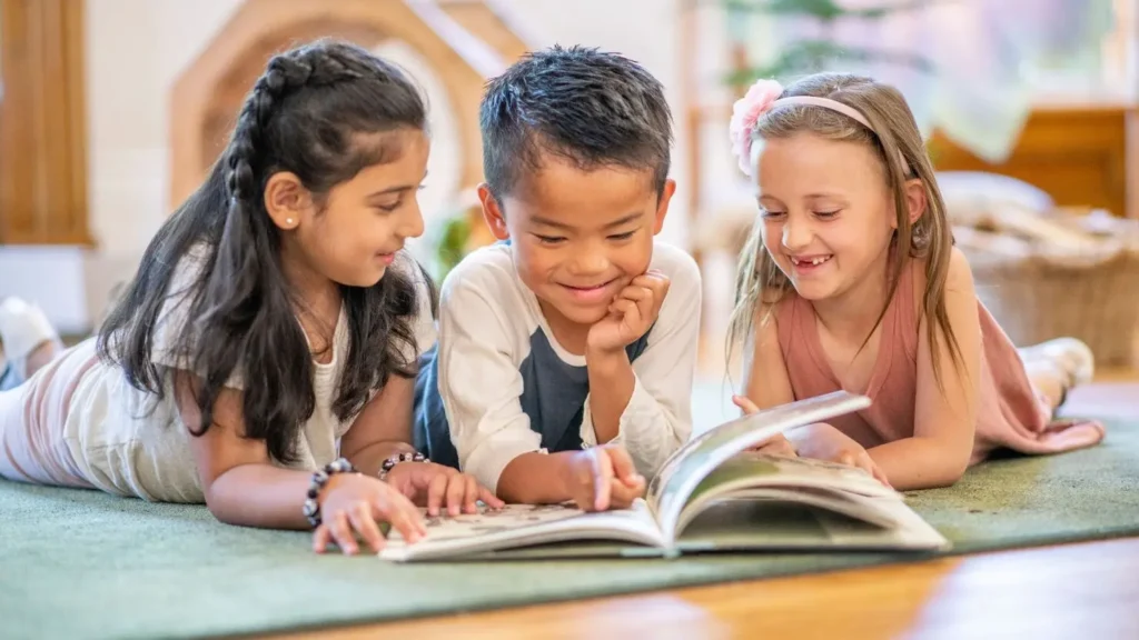O contato com os livros desde cedo é um dos caminhos mais eficazes para despertar o gosto pela leitura. | Foto: Reprodução/canva