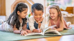 O contato com os livros desde cedo é um dos caminhos mais eficazes para despertar o gosto pela leitura. | Foto: Reprodução/canva