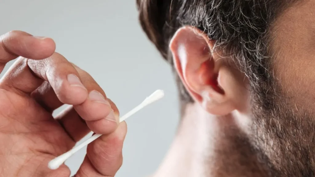 O uso de hastes flexíveis para remover cera é um dos hábitos mais perigosos.| foto: reprodução/canva