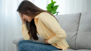 Sensação de queimação e dor abdominal estão entre os sintomas mais comuns.| Foto: Reprodução/canva