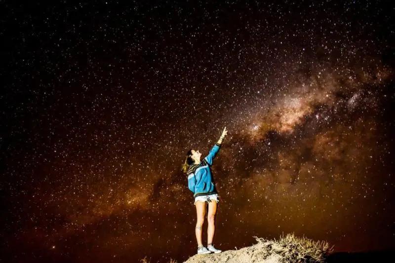 Céu estrelado vira negócio: turismo astronômico cresce 7,9% e Goiás mira liderança 2 17 3 NEGOCIOS 2