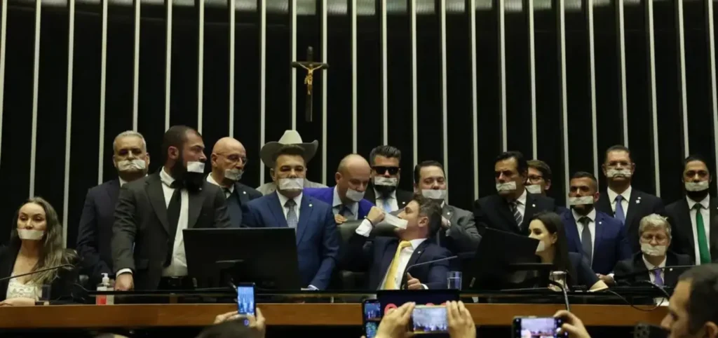 170591camara pede suspensao de deputados por motim que paralisou plenario 3