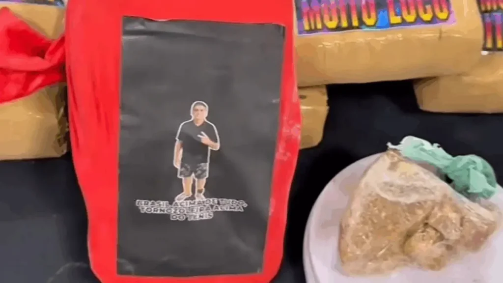 As embalagens traziam a foto do ex-mandatário usando tornozeleira eletrônica e a frase parodiada de seu bordão Foto: Divulgação/ PMGO