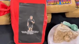 As embalagens traziam a foto do ex-mandatário usando tornozeleira eletrônica e a frase parodiada de seu bordão Foto: Divulgação/ PMGO