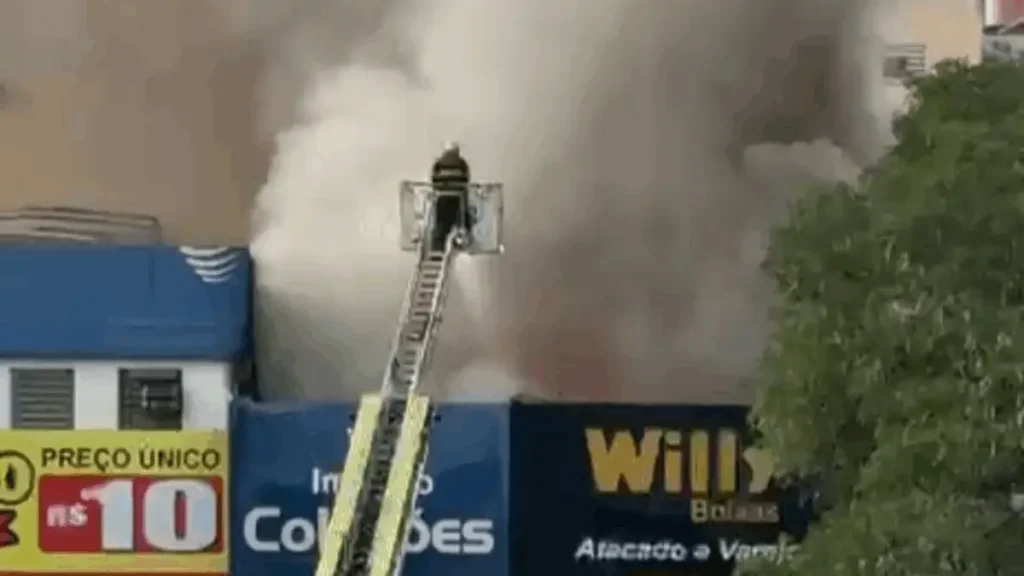 Incêndio atinge lojas no centro de Goiânia nesta quarta-feira (10)