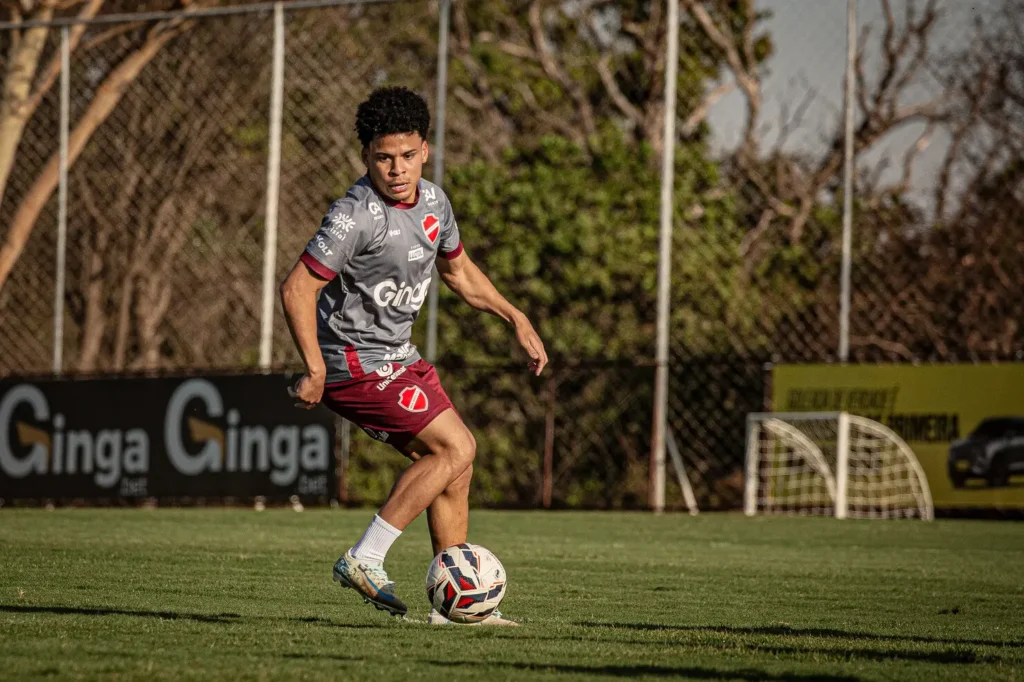O atacante já está treinando com o elenco sem restrições do DM (Foto: Roberto Corrêa | VNFC)