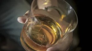 Segundo a ABNO, a ingestão de metanol pode causar neuropatia óptica, levando à perda irreversível da visão em poucas hora