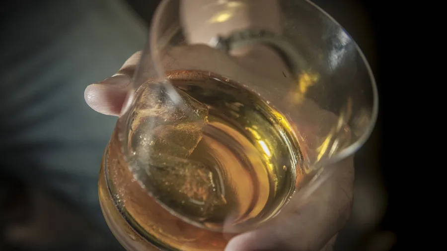 Segundo a ABNO, a ingestão de metanol pode causar neuropatia óptica, levando à perda irreversível da visão em poucas hora