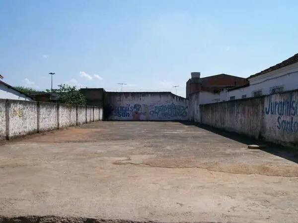 A terra foi removida at 8 mts de profundidade e coberta com concreto 600x450 1