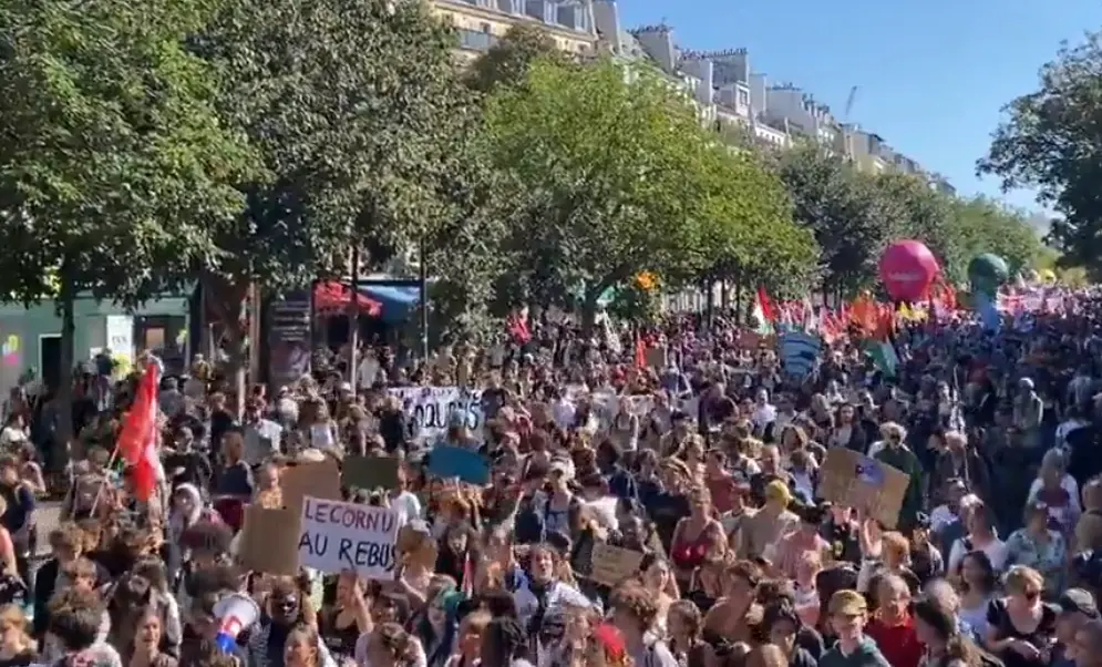 Manifestantes voltam às ruas da França contra política econômica