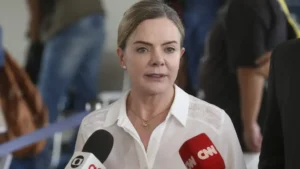 Gleisi convoca ministros para barrar anistia