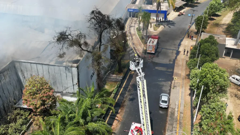 Oito equipes do Corpo de Bombeiros trabalham no combate às chamas no Setor Jaó | Foto: Reprodução