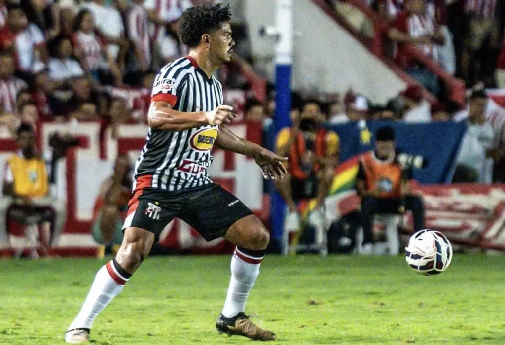 Goiás surpreende e contrata lateral destaque da Série C no último dia da janela 2 Goiás