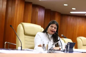 Mabel sanciona projeto de Aava que obriga escolinhas de futebol a oferecer turmas femininas em Goiânia