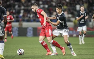 Vila Nova e Remo estão separados por três pontos e cinco posições na tabela da Série B (Foto: Marcos Junior | AGIF)