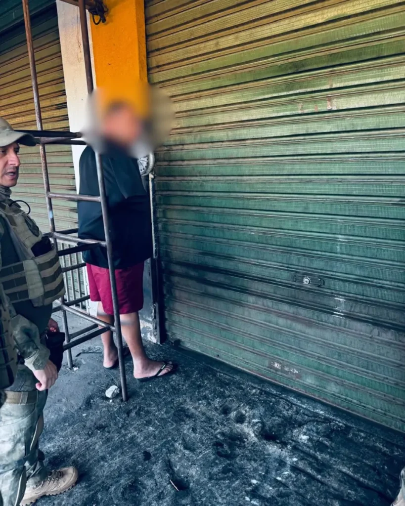 O suspeito foi preso em flagrante e vai responder por tráfico de drogas e posse ilegal de arma de fogo de uso restrito. Foto: Divulgação/PCGO