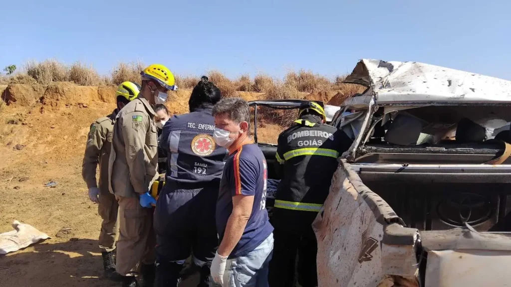 Três pessoas morrem em capotamento na GO-164