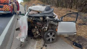 Mulher morre após colisão entre carro e carreta na BR-040