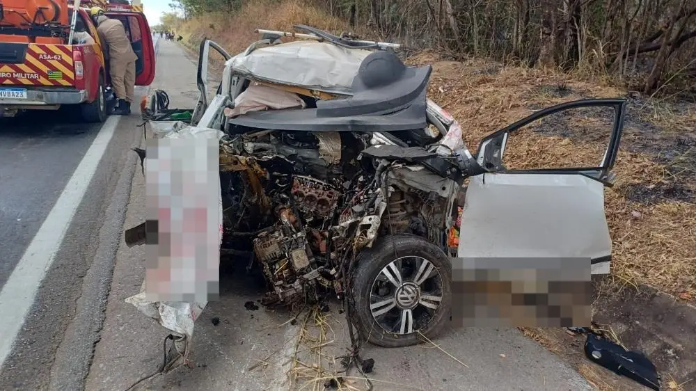 Mulher morre após colisão entre carro e carreta na BR-040