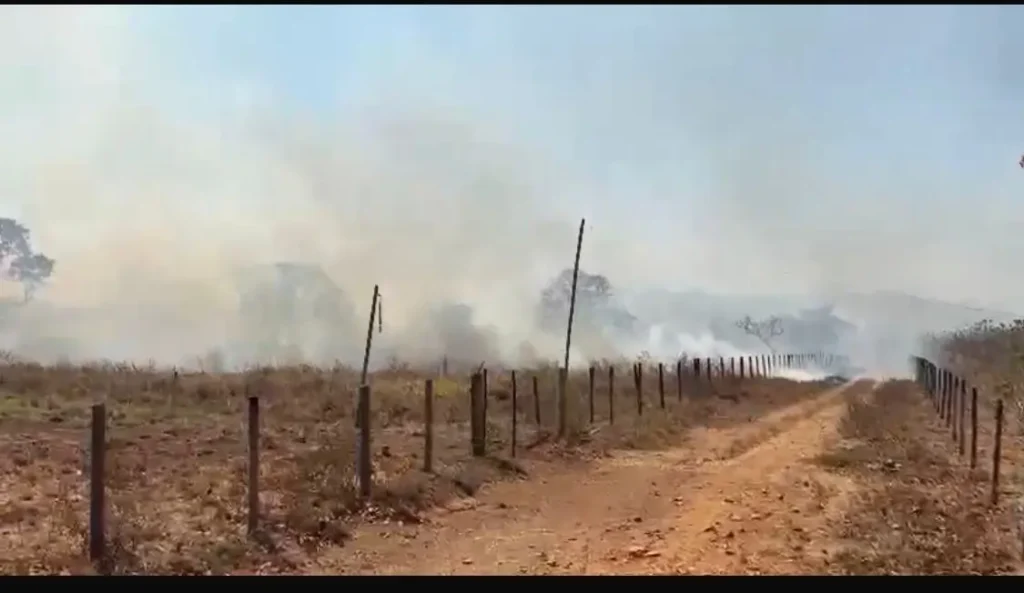 incêndio iniciado na noite deste sábado (6) continua atingindo áreas rurais do município de Hidrolândia Foto: Divulgação