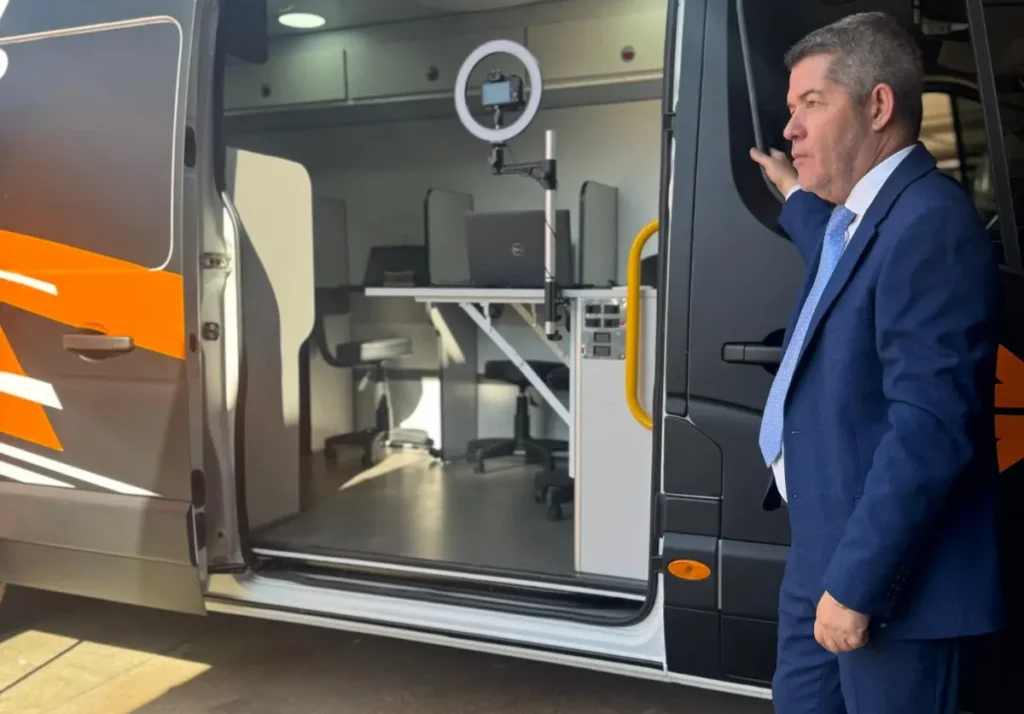 Detran-GO lança vans para levar provas teóricas e serviços de identificação ao interior