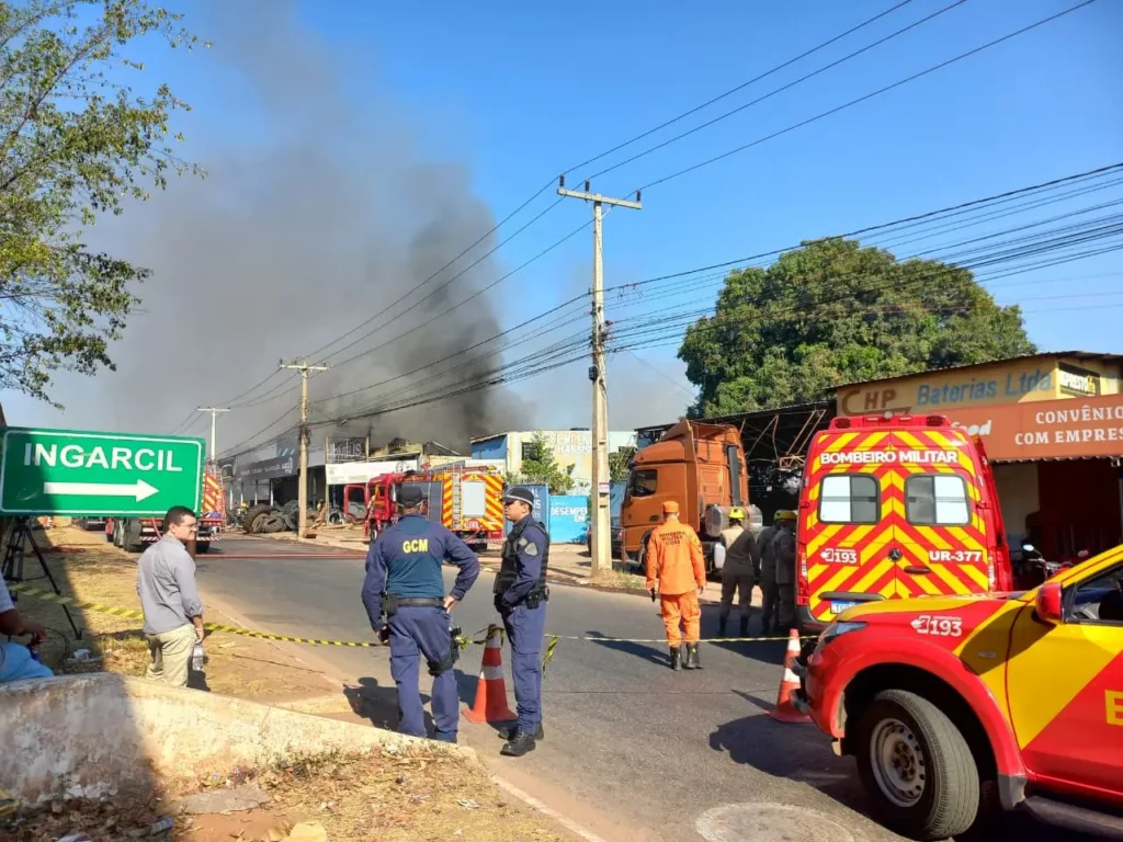 Bombeiros e funcionários atuam juntos para conter incêndio em loja de pneus em Goiânia