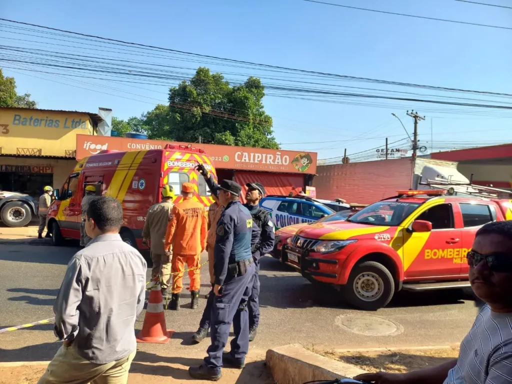 Fumaça de incêndio em loja de pneus avança em direção à fiação elétrica em Goiânia
