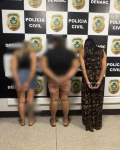 O trio foi surpreendido no momento em que retirava de uma transportadora uma cama de madeira onde estavam ocultados 10 quilos de pasta base de cocaína Foto: Divulgação/PCGO
