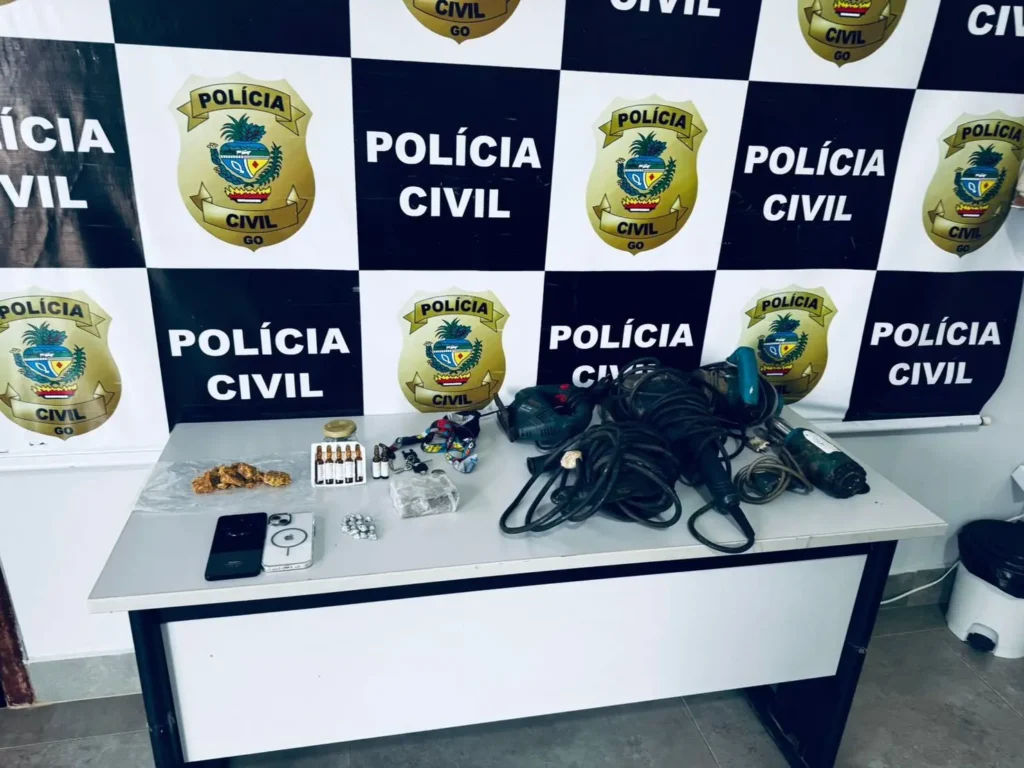 Os investigadores encontraram cerca de 400 gramas de maconha e crack, ampolas de medicamento proibido pela Anvisa, duas motocicletas, ferramentas Foto: Divulgação/PCGO
