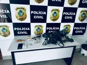 Os investigadores encontraram cerca de 400 gramas de maconha e crack, ampolas de medicamento proibido pela Anvisa, duas motocicletas, ferramentas Foto: Divulgação/PCGO