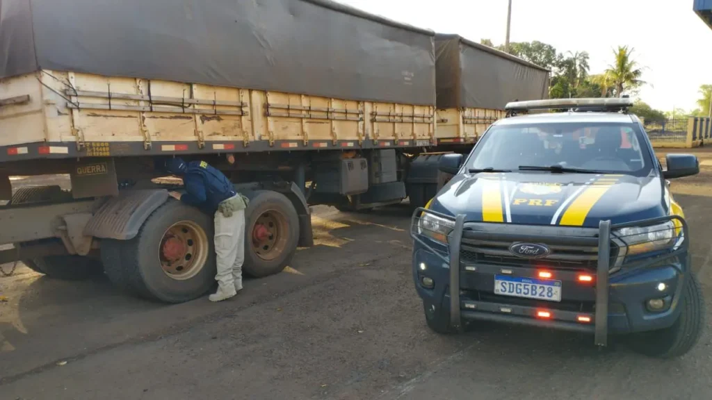 Condutor trocou as placas originais pelas de outros veículos PRESO