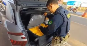 Na tarde de quinta-feira (18), a Polícia Rodoviária Federal (PRF) apreendeu 50 aparelhos celulares transportados sem comprovação fiscal na BR-060, em Rio Verde (GO). Os agentes abordaram o automóvel suspeito de transportar mercadorias irregulares no km 390 da rodovia e, durante a fiscalização, os ocupantes, um homem de 32 e uma mulher de 48 anos, apresentaram informações contraditórias quanto ao deslocamento realizado. Durante a vistoria, os policiais encontraram, no porta-malas, uma bagagem contendo 50 celulares sem a documentação fiscal exigida. Questionados, os ocupantes do veículo admitiram que a mercadoria havia sido adquirida no exterior sem o devido desembaraço aduaneiro e que seria revendida em Goiânia. Diante dos fatos, foi constatado o crime de descaminho. O veículo e a carga foram lacrados e encaminhados à Receita Federal para os procedimentos legais cabíveis.