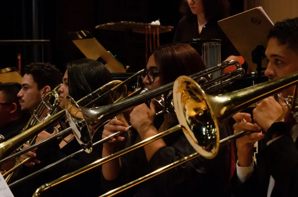 A Orquestra Sinfônica Jovem de Goiás apresenta, na próxima quinta-feira (25/9), às 20h, no Teatro Basileu França, o Concerto Cênico “Amor, Morte e as Paixões”. Com regência de Eliel Ferreira, direção de cena e dramaturgia de Wesley Neres e coreografia de Jefferson Cassemiro, o concerto cênico mistura música, teatro e dança para uma ode às paixões e à morte. A entrada é gratuita.