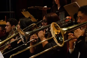 A Orquestra Sinfônica Jovem de Goiás apresenta, na próxima quinta-feira (25/9), às 20h, no Teatro Basileu França, o Concerto Cênico “Amor, Morte e as Paixões”. Com regência de Eliel Ferreira, direção de cena e dramaturgia de Wesley Neres e coreografia de Jefferson Cassemiro, o concerto cênico mistura música, teatro e dança para uma ode às paixões e à morte. A entrada é gratuita.