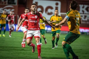 Com 37 pontos na tabela, o Vila Nova segue se afastando da zona de acesso (Foto: Roberto Corrêa | VNFC)