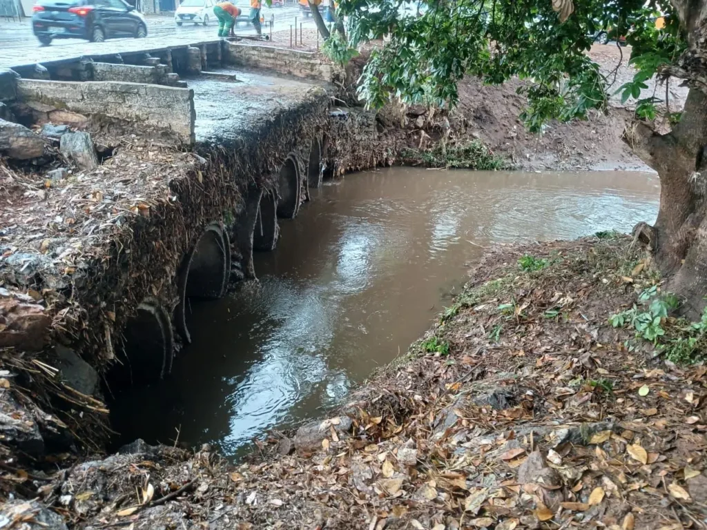 Após chuva intensa, Comurg reforça limpeza de córregos e retira toneladas de resíduos 3 WhatsApp Image 2025 09 26 at 16.16.57