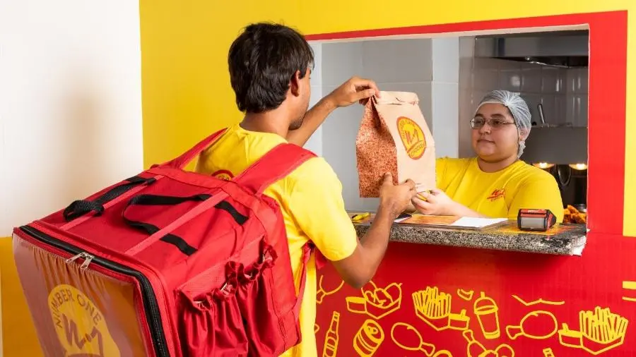 a atw dona das marcas n1 chicken e brasileirinho delivery tem operacao 100 focada no delivery