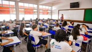 Nas escolas, as orientações incluem estimular o consumo de água, disponibilizar bebedouros ou garrafas individuais| Foto: Divulgação