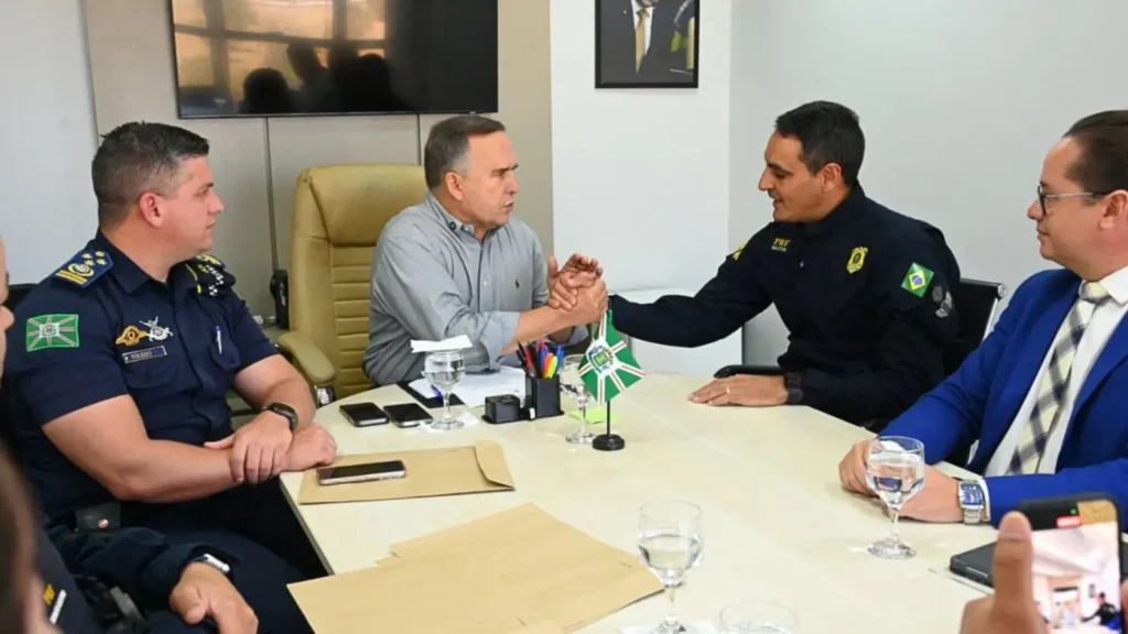 O acordo prevê a troca de informações entre a PRF e a Guarda Civil Metropolitana (GCM), que também atuará na ampliação da segurança pública na capital.| Foto: Alex Malheiros