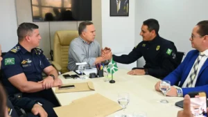 O acordo prevê a troca de informações entre a PRF e a Guarda Civil Metropolitana (GCM), que também atuará na ampliação da segurança pública na capital.| Foto: Alex Malheiros