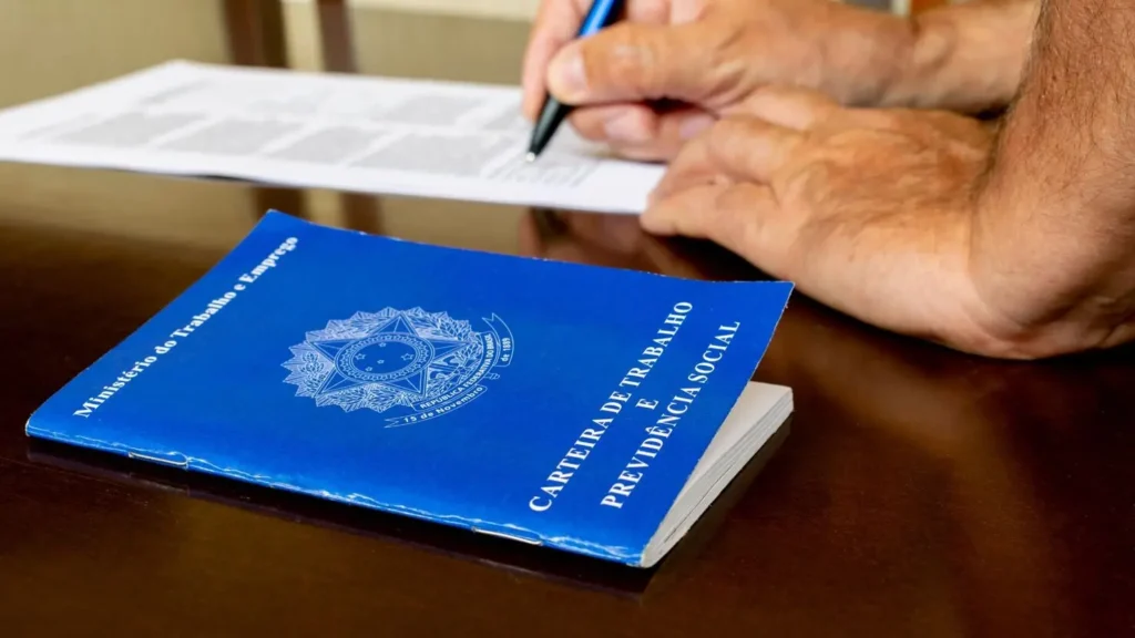 Para participar do processo, é necessário apresentar documentos pessoais e a carteira de trabalho.| foto: divulgação