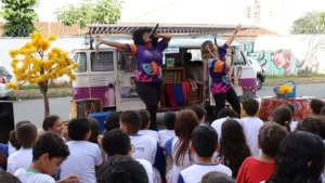 A Kombiteca transforma livros em encontros e histórias | foto: SME